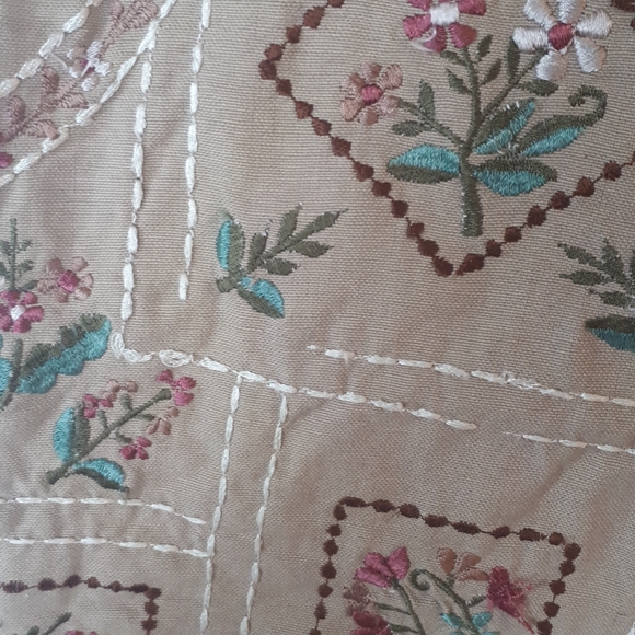 Unique vintage embroidered floral vest - Picture 3 of 11